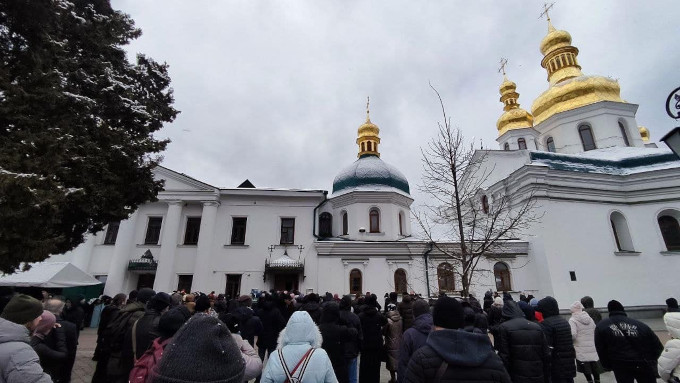Monjes ortodoxos abandonan el monasterio de las Cuevas por imposición del gobierno ucraniano