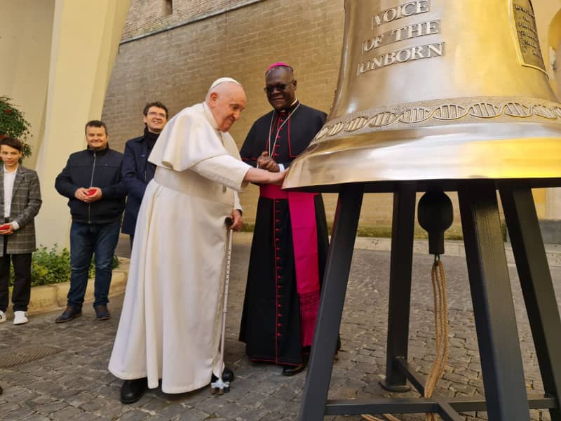 El Papa Francisco consagra la cuarta campana «La Voz del No Nacido» de Polonia