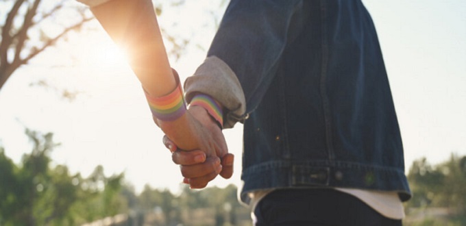 Los datos de los CDC muestran un número récord de adolescentes identificados como LGBT en 2021