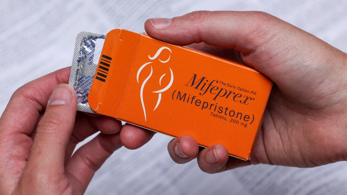 La Corte Suprema de EE.UU falla a favor de que se siga administrando la píldora abortiva mifepristona