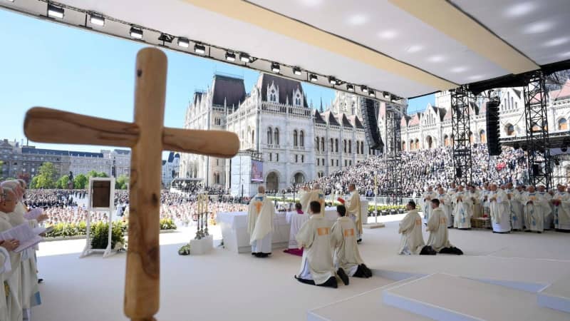 El Papa pidió en Budapest «puertas abiertas», que nunca se cierren a nadie
