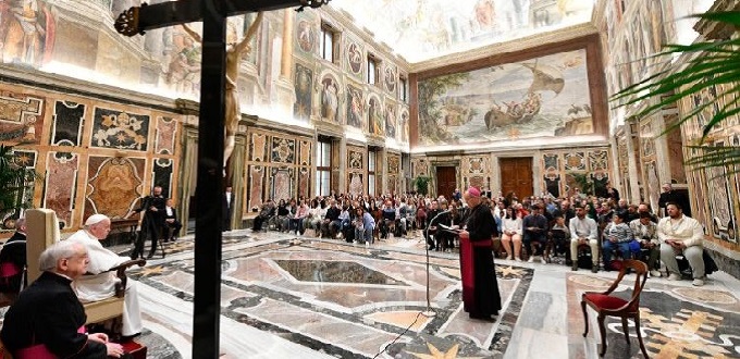 Papa Francisco: En el Va Crucis de la vida nadie puede caminar solo