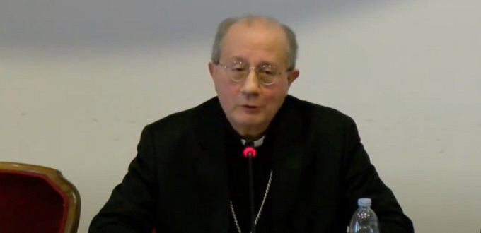 El arzobispo Bruno Forte prohíbe la comunión en la lengua y el agua bendita en las pilas