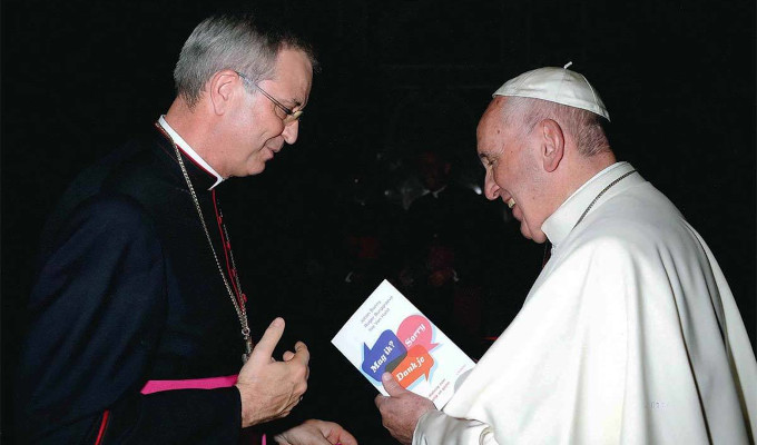 Mons. Bonny insiste en que el Papa acepta las bendiciones de parejas homosexuales