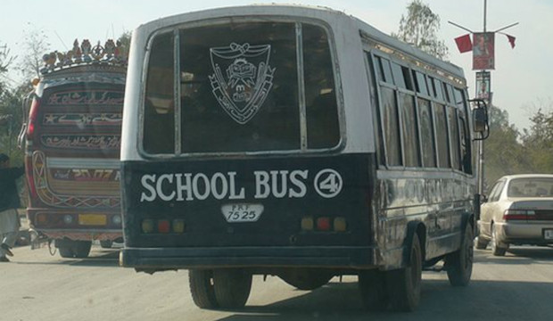 Pakistán: un policía dispara contra un autobús escolar de alumnos católicos y mata a una niña de ocho años