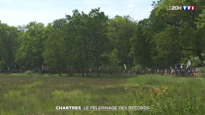 El éxito de la peregrinación tradicionalista a Chartres llega a las televisiones francesas