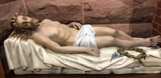 Una abuela y sus nietos trabajan para restaurar la estatua de la catedral de Fargo