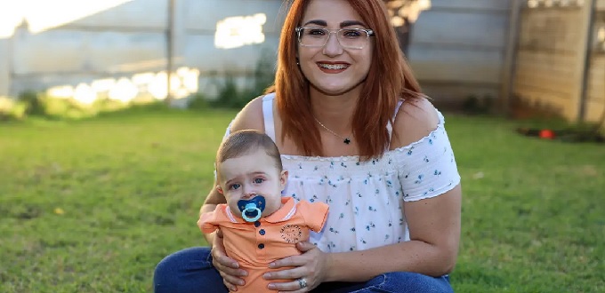 Una madre rechaza el aborto después de que los médicos dijeran que su bebé no tendría brazos