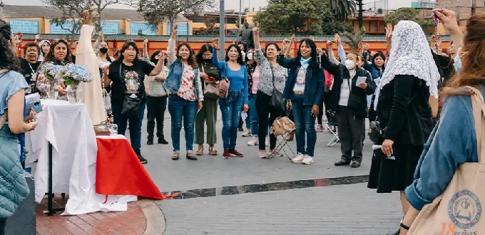 nete al Rosario Mundial de Mujeres en Per!