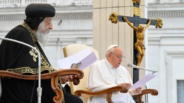 Tawadros II dirige unas palabras a los fieles en San Pedro