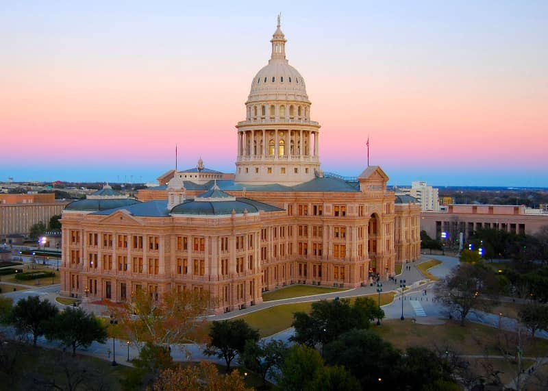 El gobernador de Texas firma leyes que restringen libros sexualmente explcitos en las escuelas y refuerzan los derechos de los padres