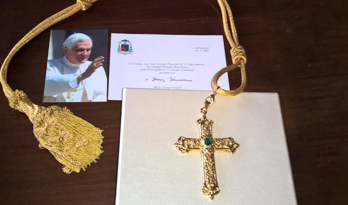 Roban la cruz pectoral de Benedicto XVI en la iglesia donde vivi su infancia