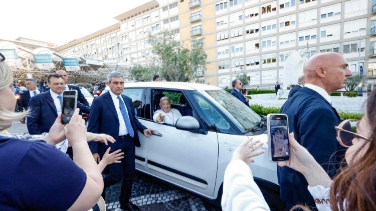 El Papa sale del hospital y dice que todava est vivo