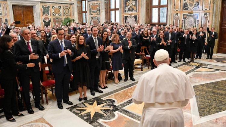 El Papa dice a empresarios iberoamericanos que el beneficio a toda costa esclaviza a las personas