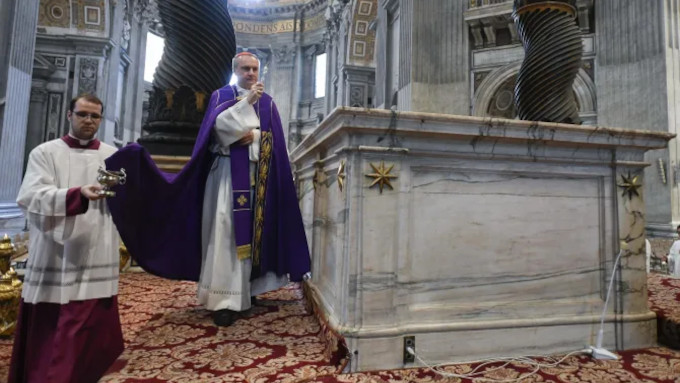 Se celebra un rito penitencial en la Baslica de san Pedro despus de que un hombre desnudo se subiera al altar mayor