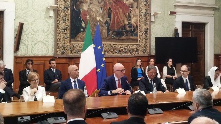Antonio Tajani: «Un Estado no puede arrogarse competencias directas o indirectas sobre las creencias religiosas de sus ciudadanos»
