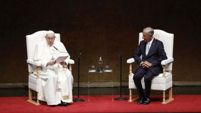 El Papa llega a Portugal y propone trabajar todos juntos en el medio ambiente, el futuro y la fraternidad