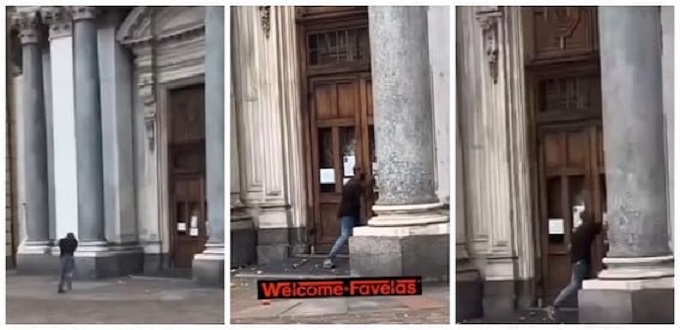 Hombre destroza puerta de histórica iglesia católica en Turín