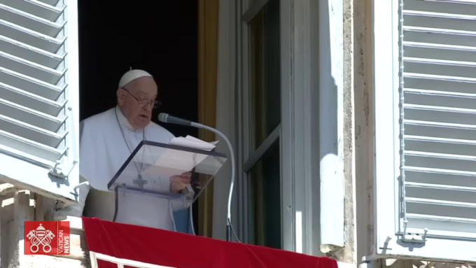 Francisco: «Debera existir el derecho a no emigrar para permanecer en la propia tierra»