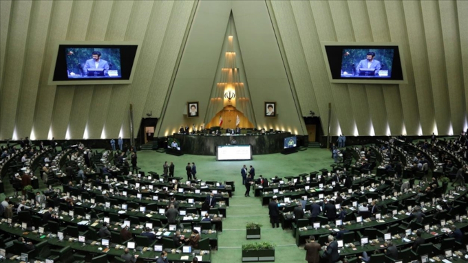El Parlamento de Irán aprueba una ley que aumenta las penas de cárcel para las mujeres que no usen velo