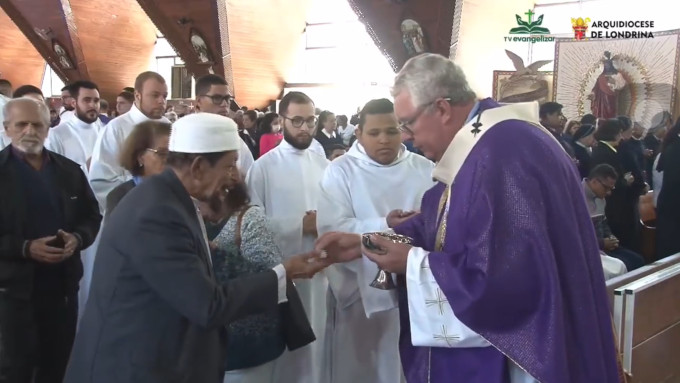 El arzobispo de Londrina da la comunión a un jeque musulmán y luego justifica su profanación