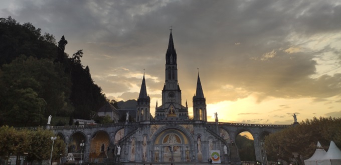 Peregrinos italianos se preparan para visitar el Santuario de Lourdes