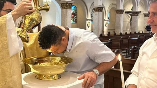 Ronaldo Nazario se bautiza en un templo católico de Sao Paulo