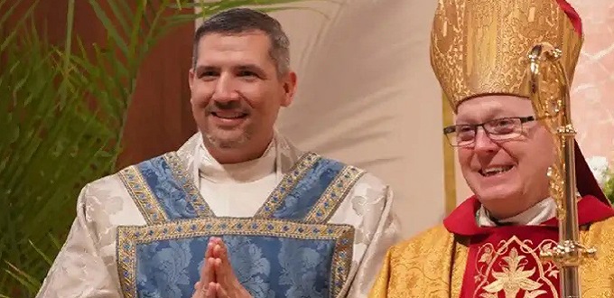 Ex jugador de béisbol profesional se convierte en sacerdote católico en Texas