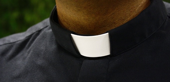 Sacerdote católico herido en ataque a parroquia en Camerún