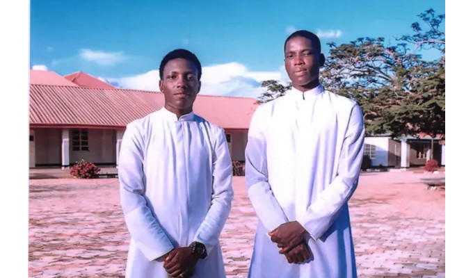 Dos seminaristas nigerianos que sobrevivieron a un secuestro reciben el Premio a la Libertad Religiosa 2023
