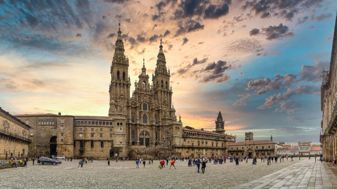 Abogados Cristianos logra que se abran diligencias contra el hombre que atac a un sacerdote en Compostela