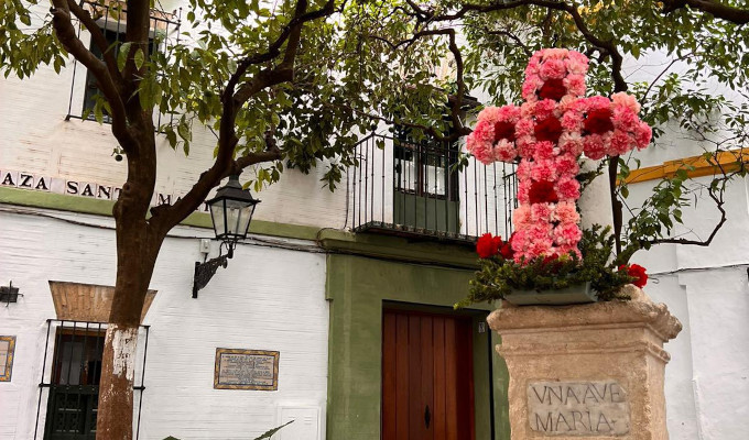 Aparece una cruz de flores en el lugar donde fue destrozada la Cruz de San Lázaro en Sevilla