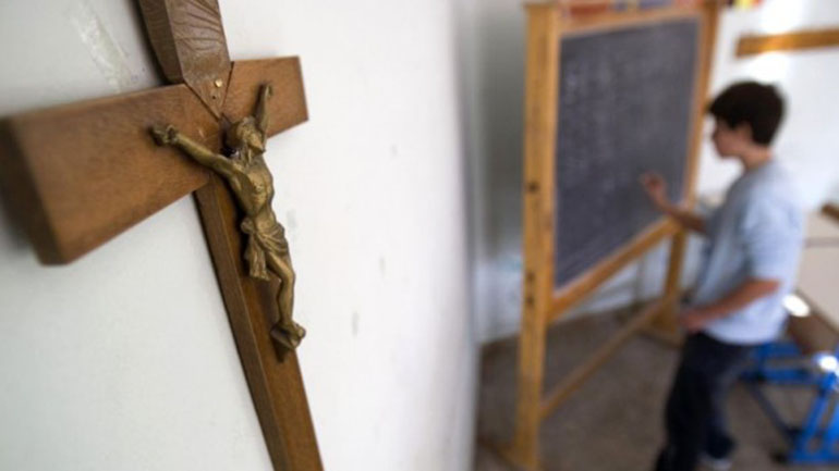 Profesores y padres de alumnos protestan contra la retirada del crucifijo de las aulas de un escuela en Carpi