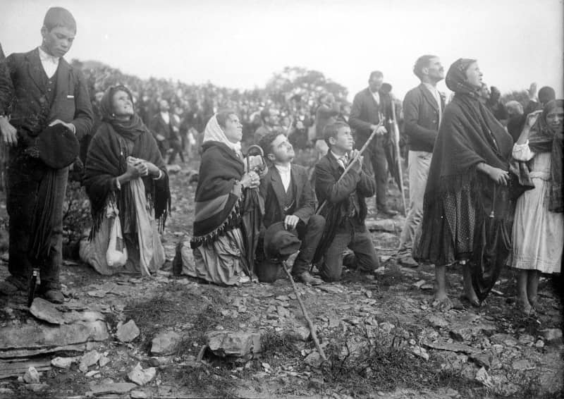 Fotografía de personas mirando al sol durante el evento, el 13 de octubre de 1917. La imagen fue tomada por Judah Ruah, fotógrafo del diario O Seculo y publicada por Ilustração Portugueza el 29 de octubre de 1917