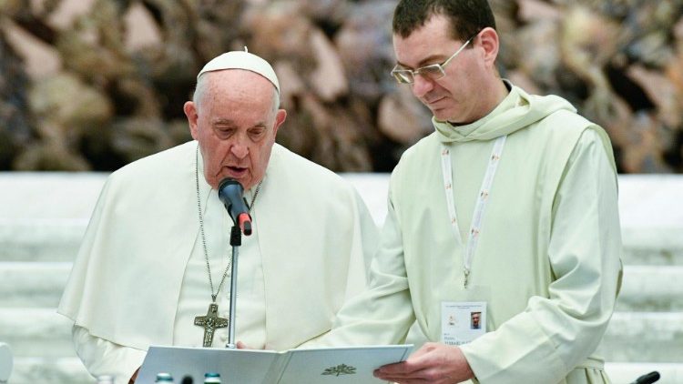 Francisco: el Magisterio est para saber lo que la Iglesia ensea y el pueblo para saber cmo cree