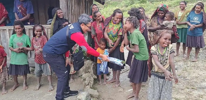 La Iglesia Catlica y el Gobierno ofrecen alimentos a la poblacin hambrienta de Papa