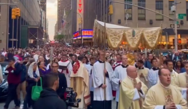 Miles de católicos salieron en procesión eucarística en Nueva York