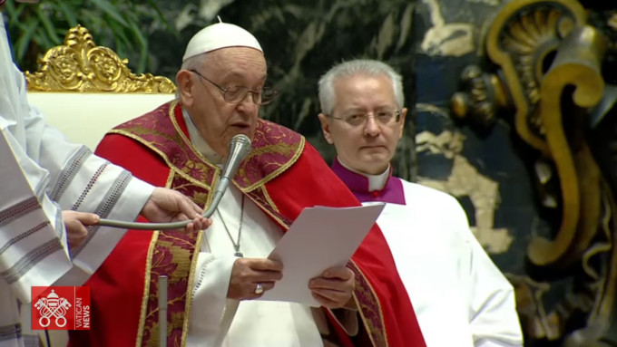 El Papa preside la Misa en sufragio por Benedicto XVI y los cardenales fallecidos este ao