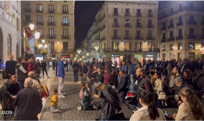 Un centenar de personas rezan en Barcelona un Rosario por la Fe y la Unidad de España