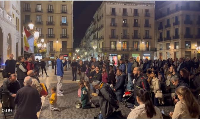 Un centenar de personas rezan en Barcelona un Rosario por la Fe y la Unidad de Espaa