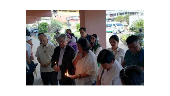 El obispo de Marawi preside la vigilia de oración en la reapertura de la Universidad de Mindanao tras el atentando islamista