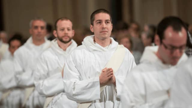 El sacerdote del futuro, con sotana y educado en la fe por sus padres