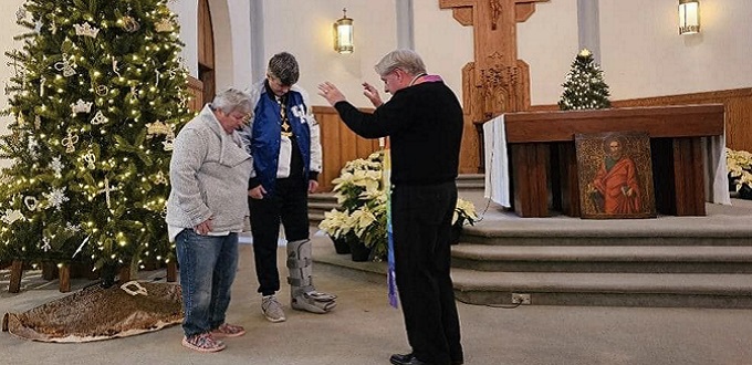 El prroco de una iglesia catlica de Kentucky realiza bendicin a pareja de lesbianas citando la declaracin Fiducia supplicans
