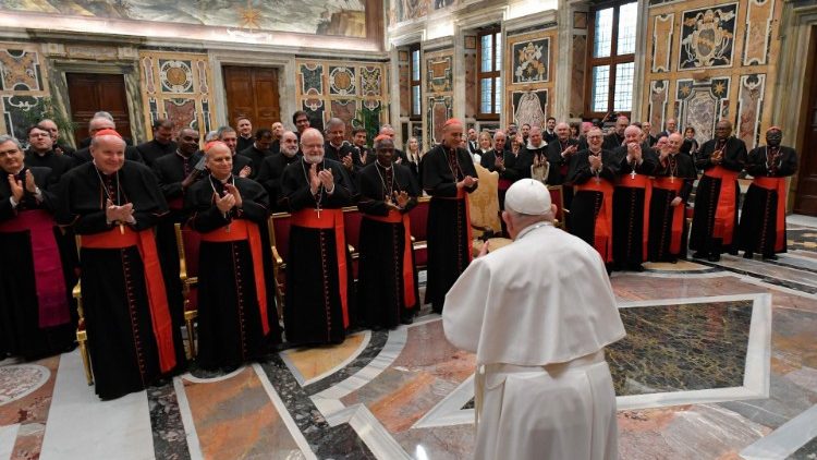 El Papa se reafirma en que se bendice a las personas juntas, no la unin