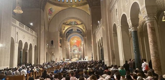 Más de 6.000 personas llenan una iglesia católica para rezar contra el aborto