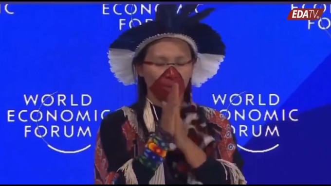 Rito chamánico en Davos para que la Madre Tierra escuche