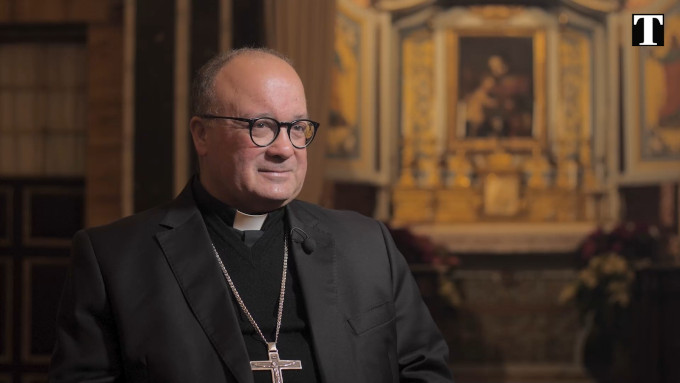 Mons. Scicluna quiere acabar con el celibato obligatorio de los sacerdotes y admira a las parejas homosexuales