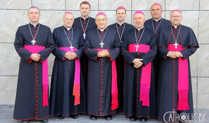 Los obispos de Bielorrusa prohiben bendecir las parejas homosexuales y las no casadas por la Iglesia