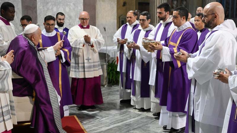 El Papa invita a entrar en lo secreto y volver a Dios en Cuaresma