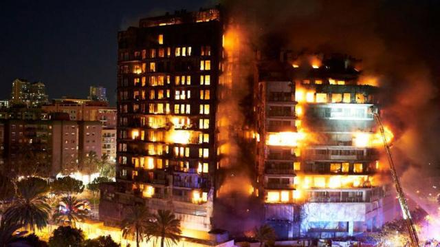 El Papa reza por las vctimas del incendio de un edificio en Valencia que ha causado diez muertos